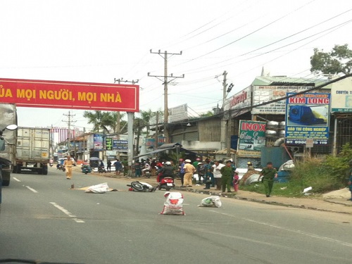 Tai nạn giao th&ocirc;ng ng&agrave;y 20/5: Bị xe tải t&ocirc;ng trực diện, chồng tử vong, vợ nguy kịch