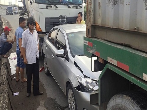 Tai nạn giao th&ocirc;ng ng&agrave;y 24/5: &Ocirc;t&ocirc; Fortuner lao v&agrave;o gốc c&acirc;y n&aacute;t b&eacute;t, 5 người nhập viện