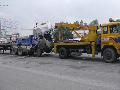 Tai nạn giao th&ocirc;ng ng&agrave;y 25/5: &Ocirc; t&ocirc; lật ngửa, 5 người nhập viện