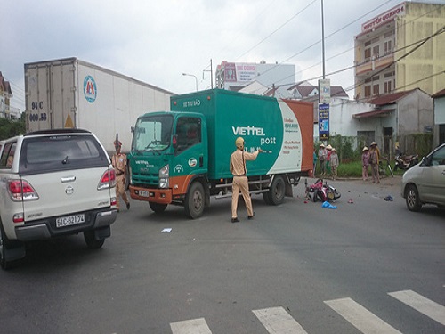 Tai nạn giao th&ocirc;ng ng&agrave;y 30/5: Xe đầu k&eacute;o t&ocirc;ng chết người v&agrave; đ&acirc;m sập 3 căn nh&agrave;
