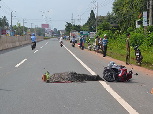 Tai nạn giao th&ocirc;ng ng&agrave;y 31/5: Đ&acirc;m v&agrave;o kh&uacute;c củi ng&atilde; ra đường bị &ocirc; t&ocirc; tải c&aacute;n tử vong