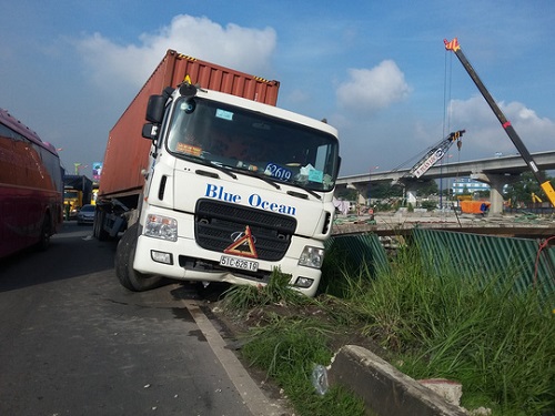 Tai nạn giao th&ocirc;ng ng&agrave;y 31/5: Đ&acirc;m v&agrave;o kh&uacute;c củi ng&atilde; ra đường bị &ocirc; t&ocirc; tải c&aacute;n tử vong