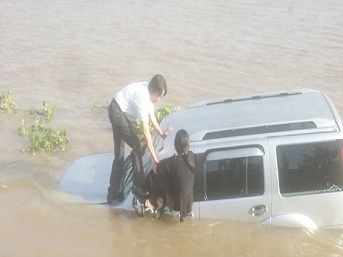 Tai nạn giao th&ocirc;ng ng&agrave;y 1/6: Cụ &ocirc;ng 84 tuổi v&agrave; nam thanh ni&ecirc;n bị ''hung thần'' c&aacute;n chết