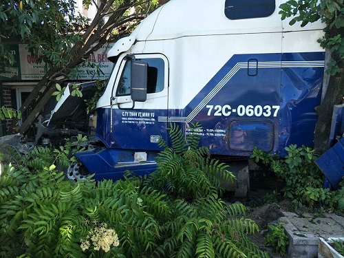 Tai nạn giao th&ocirc;ng mới nhất 24h qua ng&agrave;y 22/8/2017