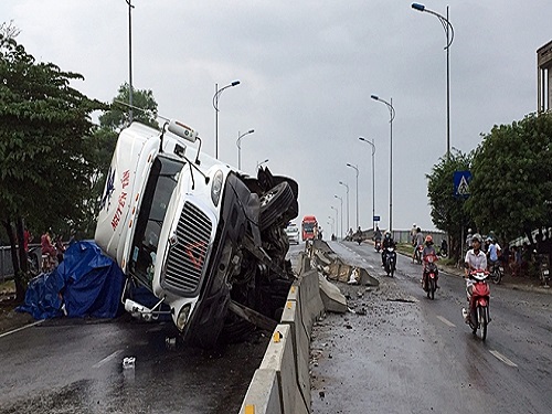 Tai nạn giao th&ocirc;ng mới nhất 24h qua ng&agrave;y 14/10/2017