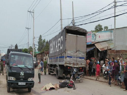 Tai nạn giao th&ocirc;ng mới nhất 24h qua: Nam bảo vệ bị xe tải t&ocirc;ng chết tr&ecirc;n đường về nh&agrave; trọ