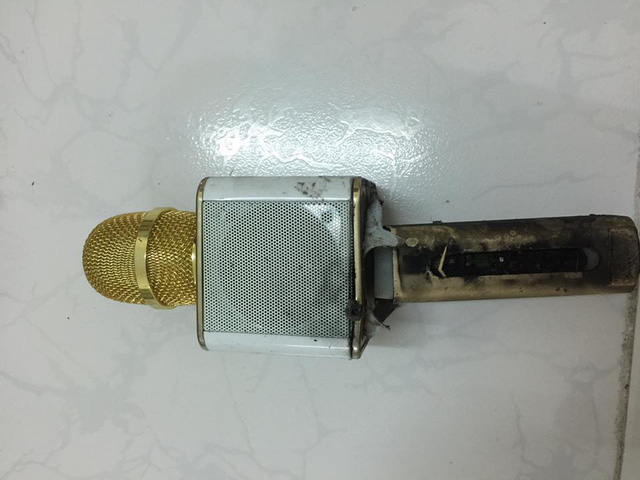 Cận cảnh chiếc micro ph&aacute;t nổ. 