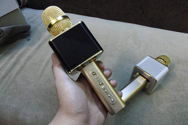 Micro bluetooth k&egrave;m loa h&aacute;t karaoke hiện được nhiều nơi b&agrave;y b&aacute;n. Ảnh minh họa