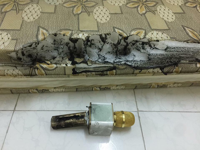 Chiếc micro ph&aacute;t nổ khi đang sạc, bắt lửa l&ecirc;n tấm đệm.