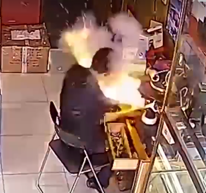 Người thợ hứng nguy&ecirc;n vụ nổ pin điện thoại v&agrave;o mặt khi đang sửa chữa