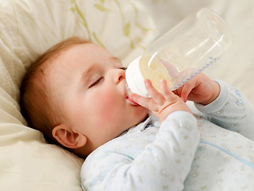 Tuyệt đối kh&ocirc;ng pha sữa với nước suối đ&oacute;ng chai