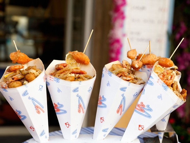 Pesce fritto al cono gồm các loại hải sản tươi được chiên lên và đựng trong những phễu giấy. Món ăn này rất phổ biến ở các thành phố cảng tại Italy. Hải sản rất tươi được lấy trực tiếp từ thuyền đánh cá mỗi buổi sáng, rồi lăn qua bột và rán ngay trước mặt khách. Tùy vào loại hải sản đánh bắt được trong ngày mà món ăn có thành phần khác nhau, đôi khi là những con cá nhỏ, đôi khi là tôm và mừng. Trước khi ăn, thực khách vắt chanh rồi bốc bằng tay.