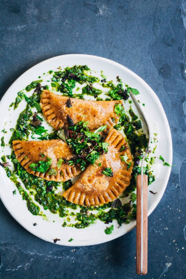 Agnolotti có công thức gần giống với Ravioli - một dạng Pasta nhồi đã khá nổi tiếng. Pasta được cán mỏng thành lá, sau đó nhồi nhân và tạo hình bán nguyệt với phần diềm đẹp mắt. Phần nhân của Agnolotto ngoài đậu nghiền còn có thêm với tỏi, tiêu đen và lá hương thảo.