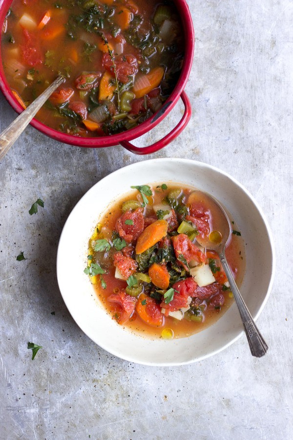 Một món ăn được coi là đơn giản nhất, dễ làm nhất và cũng dễ ngon nhất là Minestrone. Món súp mỳ với rau củ này không có một công thức chính xác cho từng thành phần, tuy nhiên, dựa vào khẩu vị và nguyên liệu sẵn có bạn cũng có thể làm được một bát súp ngon tuyệt rồi.
