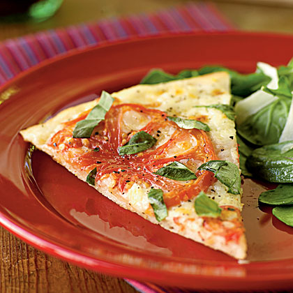 Bánh pizza ngon và rất đơn giản này lại làm nổi bật các nguyên liệu đặc biệt nhất trong món ăn Ý như cà chua chín thái lát, kem trâu mozzarella và húng quế tươi. Một món ăn hoàn hảo với hương vị tươi ngon, mùi vị quyến rũ và chỉ cần một miếng nhỏ thôi cũng đủ khiến bạn cảm thấy vô cùng thỏa mãn.