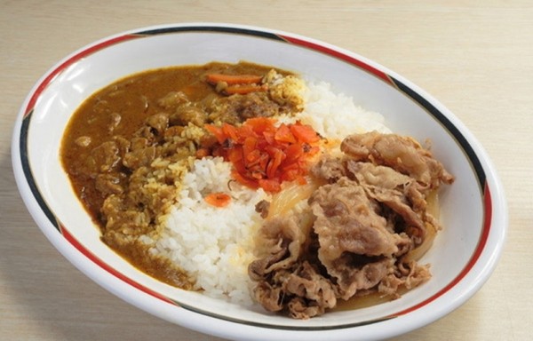 Cơm Cà Ri (Curry) là một món ăn mang những nét rất đặc biệt của ẩm thực Nhật Bản. Tuy nhiên, nói về nguồn gốc của món ăn này, phải kể từ thời kì Minh Trị. Vào thời kì này, các thương nhân Ấn Độ đã đến đây và đem theo món ăn này. Sau đó, người ta đã khéo léo cho vào những hương vị và công thức đặc trưng chỉ có ở Nhật Bản. Dần dần nó đã trở thành món ăn tinh tế và đậm hương vị Nhật. Nếu so sánh với Cà Ri Ấn Độ, món Cà Ri ở đây có vị ngọt hơn, và đậm đà hơn, nguyên liệu phối hợp cũng phong phú hơn. Các nguyên liệu phối hợp đó có thể là các loại thịt, rau hoặc hải sản khác nhau, ngoài ra còn có thể dựa theo sở thích người dùng mà thêm vào món ăn chút vị cay.