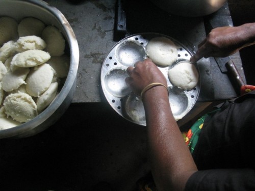 Bánh gạo hấp Idlis mềm, mịn và có màu ngà, thường có mặt trong bữa sáng của nhiều Đăng ký và nhận 60K 24 bao lì xì miễn phí mỗi ngày ở miền nam Ấn Độ. Chiếc bánh gạo được hấp chín trong những chiếc khuôn tròn nhỏ và sau đó ăn kèm với sambar và tương ớt xoài. Idlis màu sáng và có hương vị êm dịu còn là một loại đồ ăn vặt lý tưởng mỗi khi dạ dày của bạn không chịu được đồ cay. 