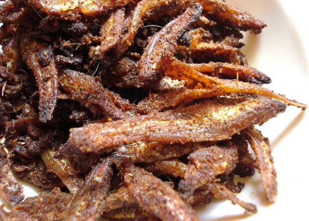 Cá anchovy sau khi nhúng hỗn hợp sốt nghệ và ớt sẽ được chiên giòn lên. Món ăn bắt nguồn từ khu vực Chettinad ở Nam Ấn. Đây là món ăn khai vị giòn và cay, gợi nhớ đến những hồi chuông đền thờ.