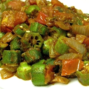 Đậu bắp nhồi chiên chung với nhiều loại gia vị là món ăn chay ngon lành và nhẹ nhàng được các bà mẹ ưa chuộng.