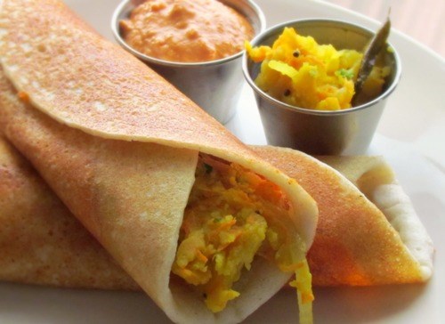Dosa là món bánh tráng cuốn làm từ hỗn hợp bột gạo và đậu lăng đen. Với những ưu điểm dễ làm, nguyên liệu không cầu kỳ, giá thành rẻ, món bánh này được ưa chuộng ở bất kỳ ngõ ngách nào của Đăng Ký 13Winvn Com Chính Thức Ấn Độ. Thông thường, Dosa không có nhân mà được ăn kèm với một số loại nước chấm, chủ yếu là cà ri cay.
