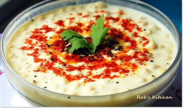 Salad trộn sữa chua đậu nành là một món ăn rất quen thuộc trong bữa ăn hàng ngày của người Ấn. Món ăn này được làm chủ yếu từ sữa chua đậu nành trộn với dưa chuột hay với một số loại rau củ khác như cà rốt, cà chua, hành tây, dứa, đu đủ... Ngoài ra, bạn có thể cho thêm các loại rau thơm như rau mùi, bạc hà hay gia vị như cumin, nhục đậu khấu, ớt bột... tùy theo khẩu vị và sở thích của mỗi người.