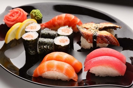 Sushi là một trong những món ăn truyền thống đặc sắc của người Nhật Bản. Ngày nay, vì mức độ nổi tiếng của mình mà sushi xuất hiện ở mọi quốc gia trên thế giới. Nguyên liệu chính để làm nên món sushi là cơm trộn dấm kết hợp với các loại 13Win1 nhập link nhà cái như cá sống, trứng cá, hải sản tươi sống, rau củ, wasabi (mù tạt). 