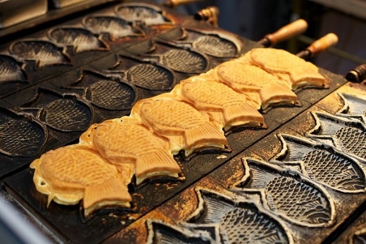 Taiyaki là chiếc bánh hình cá có nhiều hoa văn, bên trong ẩn chứa nhân đa dạng, nhưng hương vị truyền thống đặc trưng chính là đậu đỏ. Ngày nay, món bánh cá này còn được sáng tạo với nhiều hương vị khác nhau, có cả nhân ngọt, nhân mặn hoặc cả kem lạnh bên trong. 