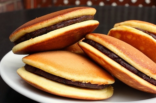Dorayaki chính là chiếc bánh rán lừng danh mà mèo máy Doraemon mê mẩn. Nhân bánh truyền thống là mứt đậu đỏ azuki, ngày nay, người Nhật còn kẹp bánh rán với mứt hạt dẻ, phô mai, kem phô mai, kem bơ để thêm đa dạng. Hoặc nếu như bạn không thích kẹp nhân thì bánh cũng có thể ăn không vẫn rất tuyệt.