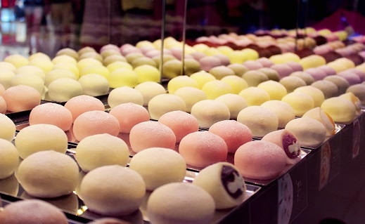 Bánh Mochi là một trong những loại bánh thượng hạng truyền thống của Nhật được du nhập vào Việt Nam đã nhiều năm. Đây là chiếc bánh truyền thống trong ngày tết rất được người Nhật yêu thích, với nhân đậu đỏ tượng trưng cho sự may mắn và thịnh vượng trong năm mới.  Nguyên liệu để làm bánh không có gì khác ngoài gạo, nhưng phải dùng loại gạo nếp ngọt và dẻo, người Nhật gọi là gạo Mochi. Vì được làm từ gạo dẻo nên bánh Mochi có độ kết dính rất cao. Bánh được làm bằng 3 lớp nguyên liệu: Bên ngoài là lớp bột gạo mochi thượng hạng, chính giữa là lớp mùi vị pha với đậu Nhật, bên trong cùng là kem lạnh. 