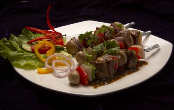 Sau khi đã thêm nước sốt bên trên, xiên thịt sẽ được đem đi nướng. Nguyên liệu của món thịt xiên này hết sức phong phú, gồm thịt lợn, thịt bò và tim gà, trong đó các nguyên liệu chủ yếu thường thấy nhất là nội tạng động vật. Những vị khách nếu thích thưởng thức những hương vị truyền thống ở đây, đầu tiên có thể chọn món thịt xiên có kết hợp thịt gà với hẹ hoặc thịt xiên bò thăn.