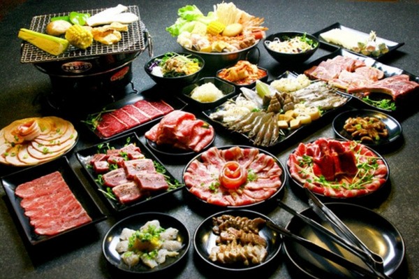Món thịt nướng kiểu Nhật kết hợp giữa kiểu nướng Hàn Quốc và hương vị món ăn Nhật Bản là món ăn được rất nhiều người dân yêu thích. Ngoài ra, không khí nướng trong các quán cũng thu hút rất nhiều vị khách. Hầu như bàn ăn nào cũng đã được lắp các bếp nướng, nên thực khách có thể tự nướng thịt theo sở thích của mình. Nguyên liệu rất nhiều, có nhiều loại rau, thịt lợn, thịt bò, thịt gà, hoặc hải sản,… Đồng thời các quán này  còn có cả lưỡi bò, tim gà,… Thực khách có thể dựa theo sở thích mà lựa chọn nguyên liệu và cách nướng khác nhau, sau đó thưởng thức hương vị của thịt bò do chính tay mình nướng.