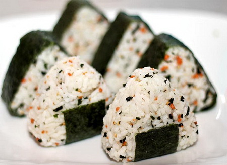 Cơm nắm Onigiri Nhật Bản là một món ăn dễ làm và dễ mang theo bên mình. Đầu tiên đặt cơm cùng các nguyên liệu như cá ngừ hay salad cá hồi, trứng cá hồi hay trứng cá ngừ lên bàn nắm. Sau đó dùng các loại rong biển hoặc tảo biển để nắm lại. Trong các quán rượu, thực khách còn có thể đem nướng cơm vừa nắm, cơm sẽ rất giòn và hương vị càng đậm đà hơn. Khi bạn ra ngoài, mang đi cũng rất tiện. Một vài cửa hàng làm sẵn còn có lớp kính để để tách riêng cơm với tảo trong hộp để có thể giữ cơm được thơm ngon lâu.