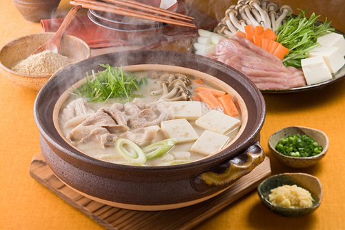 Nabe (Việt Nam gọi là Lẩu) là món ăn rất được ưa thích ở Nhật Bản vào mùa đông, được chế biến từ hải sản, thịt bò, thịt gà và rau củ. Đây là món ăn nấu trong nồi canh hầm để ngay trên bàn. Thành phần món ăn sẽ được sắp xếp trên đĩa phẳng để cho mỗi người tự ăn món mình thích. Lẩu Nhật (Nabe) là một món ăn khá thịnh soạn. Mọi người sẽ cùng ngồi lại bên nhau, cùng lấy các loại thịt, rau, hải sản bỏ vào nồi canh hầm, để dần dần cho chúng chín, sau đó lấy ra và thưởng thức. Và khi đã ăn hết thịt và rau, có thể thêm mì sợi vào rồi tiếp tục thưởng thức cũng rất ngon. Món ăn này giúp cho mọi người có cơ hội được ngồi cùng nhau, gắn bó với nhau hơn và giúp thêm niềm vui, tiếng cười vào những ngày đông giá lạnh.