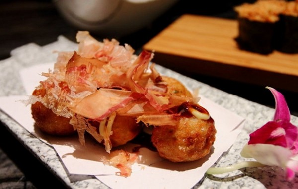 Takoyaki là bánh bạch tuộc nướng đang rất được giới trẻ Việt Nam ưa thích, đây là món ăn đường phố khá phổ biến của người Nhật. Viên bánh được vo tròn, nướng trên bếp điện cho đến khi vàng ươm. Loại bánh này khi ăn lớp vỏ bên ngoài giòn, bên trong là lớp bột bánh mềm hòa lẫn với bạch tuộc giòn sần sật.