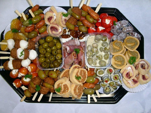 Có vô vàn các món ăn nhẹ ở xứ sở này. Có thể kể ra như Patatas bravas (khoai tây dầm nước sốt cà chua cay), calamares fritos (mực rán), boquerones (cá cơm), croquetas de jamon (thịt viên giămbông), chorizo (xúc xích thịt lợn), pimientos asados (ớt xào), albondigas (viên thịt) và berenjenas gratinadas (cà tím nướng pho mát)... Nhưng đây cũng chỉ là một số món phổ biến nhất về tapas - các món ăn nhẹ thường dùng khi khai vị ở đây.
