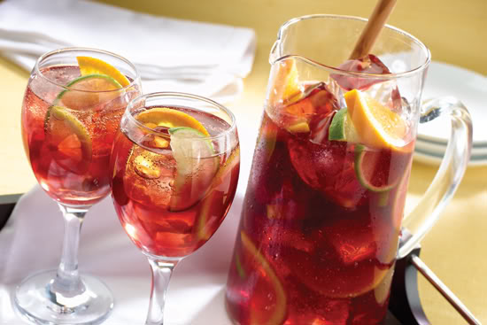 Sangria là loại cocktail trái cây truyền thống của người Tây Ban Nha, nó không có công thức duy nhất mà được biến tấu tùy từng vùng của Đăng Ký 13Winvn Com Chính Thức này nhưng nguyên liệu chung đều là: rượu vang đỏ, trái cây và đường. Sangria đích thực của người Tây Ban Nha được pha trong một bình lớn, những múi quả tươi thả vào vại vang đỏ và ngâm qua một đêm, cho rượu ngấm vào với quả và quả toả mùi ra rượu. dâu mầu đỏ, dứa màu vàng sậm, dưa màu vàng nhạt, táo màu trắng xanh, lê màu trắng, chanh với cái viền vàng mỏng và cam với cái viền vàng sậm… vị chát của vang đỏ nhạt đi, thay vào đó là vị ngọt và thơm đến ngào ngạt của các loại hoa quả.