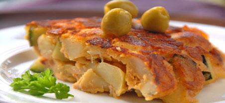 ortilla Espanola là món trứng tráng khoai tây rất phổ biến và nổi tiếng của Đăng Ký 13Winvn Com Chính Thức Tây Ban Nha. Món này còn được gọi là bánh khoai tây bởi khi hoàn thành trông nó có hình dạng giống như một chiếc bánh. Tortilla Espanola được làm từ khoai tây, trứng, hành tây và được rán trong dầu ôliu. Để chế biến món Tortilla Espanola, người ta thường chọn những củ khoai tây ngon và đều nhau, sau đó gọt vỏ rồi cắt lát ra thành những miếng mỏng để rán cùng trứng và hành tây.