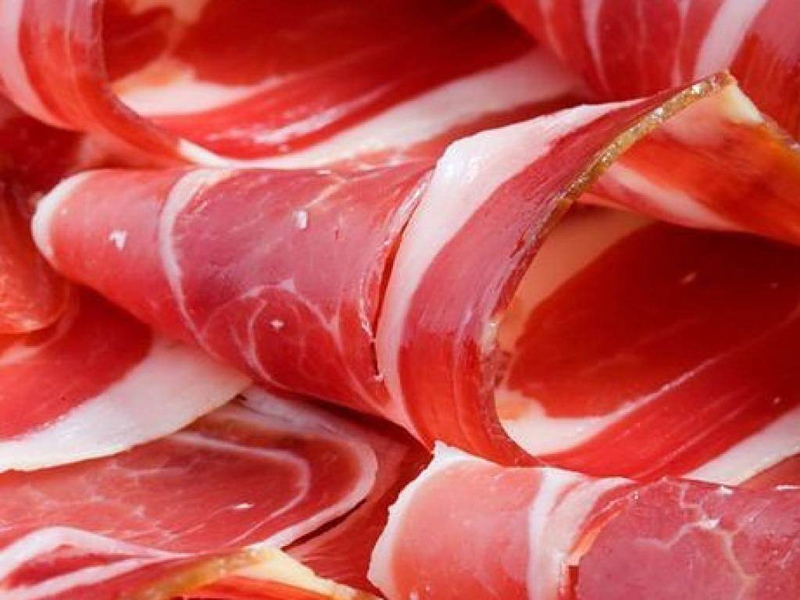 Ẩm thực Tây Ban Nha còn nổi tiếng với món giăm bông xông khói. Trong tiếng Tây Ban Nha, “ham” (giăm bông) có nghĩa là một 13Win OKVIP Cá cược bóng đá có giá trị cao, thậm chí họ còn có hẳn một viện bảo tàng về giăm bông. du lịch tới Tây Ban Nha sẽ không khó để bạn tìm thấy rất nhiều loại giăm bông khác nhau trong siêu thị hay tại các cửa hàng. Và trong vô vàn các loại giăm bông thì giăm bông Serrano vẫn được xem là loại giăm bông được yêu thích nhất.