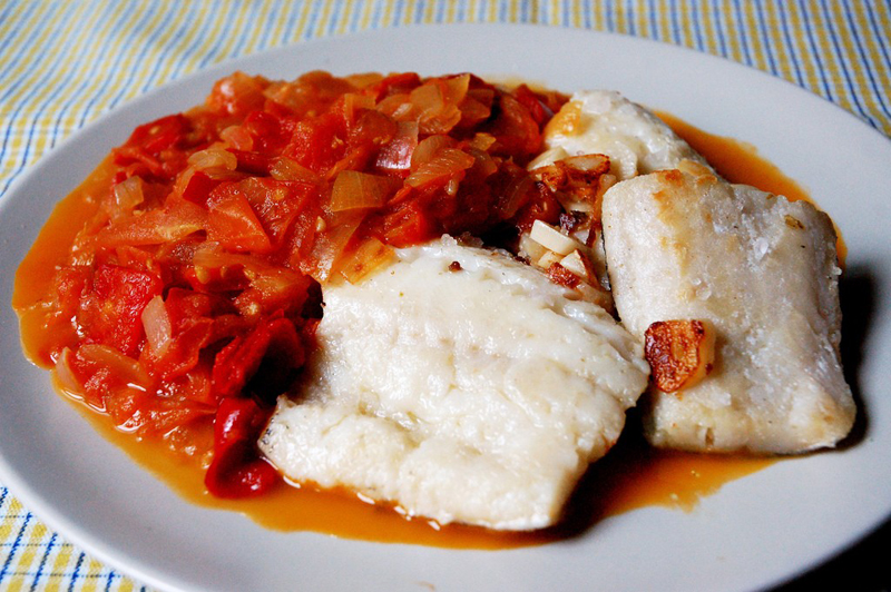 Bacalao là món cá tuyết muối phơi khô, người Tây Ban Nha nấu chúng với hành và tiêu, trộn với kem, dầu ô liu, tỏi và các gia vị khác. Một cách nấu khác là rim cá với tỏi để được thứ nước xốt sền sệt. Món ăn này thực sự là “tinh túy” của nền ẩm thực Tây Ban Nha, không chỉ bắt mắt mà còn rất ngon miệng.