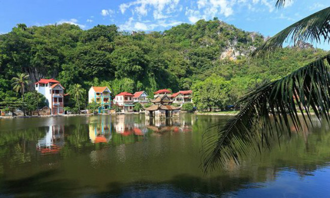 Hà Nội là thủ đô của Việt Nam và cũng là một thành phố có truyền thống, lịch sử và văn hóa lâu đời. Khu phố cổ và thành cổ thu hút du khách với vẻ cổ kính của các con phố nghề đặc trưng và các di tích nổi bật như Văn Miếu – Quốc Tử Giám . Trong khi đó, các công trình mới hơn như Khách sạn Sofitel Metropole in đậm dấu ấn thời kì Pháp thuộc. Khu phố Pháp có Nhà Hát Lớn và Chùa Một Cột, hai điểm tham quan nổi tiếng không thể bỏ qua khi du lịch Hà Nội. Các di tích và thắng cảnh khác ở Hà Nội gồm có Lăng Hồ Chí Minh, Hồ Gươm, Đền Ngọc Sơn, Hồ Tây, Chùa Hương và các bảo tàng nổi tiếng như Bảo tàng Dân tộc học.