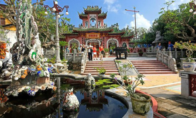Hội An nằm ở hạ lưu sông Thu Bồn, tỉnh Quảng Nam, là thành phố du lịch nổi tiếng với tên thường gọi “Phố cổ Hội An”. Đến với Hội An là đắm mình vào không gian văn hóa truyền thống với các làng nghề xưa như làng mộc Kim Bồng, làng gốm Thanh Hà, làng đúc đồng Phước Kiều… Khu phố cổ Hội An phô trương phong cách kiến trúc truyền thống và các di tích như Hội Quán Phúc Kiến, Chùa Cầu, miếu Quan Công hay Chùa Ông và nhà thờ tộc Trần. Các món ăn cao lầu, mì Quảng, bánh xèo và lễ hội đua ghe cũng là những yếu tố thu hút nhiều người đến với du lịch Hội An