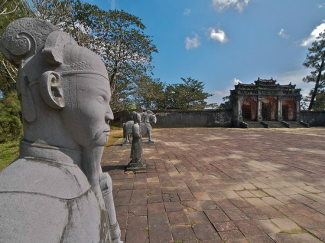 Tọa lạc hai bên bờ sông Hương, thành phố Huế là di sản văn hóa thế giới thuộc tỉnh Thừa Thiên – Huế. Huế sở hữu những di tích lịch sử có giá trị cao nằm trong Quần thể di tích Cố Đô Huế như Kinh Thành Huế, Lăng Minh Mạng, Lăng Gia Long, Chùa Thiên Mụ, Văn Miếu và Trường Quốc Học. du lịch Huế cũng là chiêm ngưỡng các thắng cảnh như núi Ngự Bình, bãi biển Thuận An, bãi biển Lăng Cô và phá Tam Giang. Nhã nhạc cung đình là một trong những nét văn hóa đặc sắc của Huế. Mỗi 2 năm thành phố tổ chức Festival Huế thu hút đông đảo du khách.