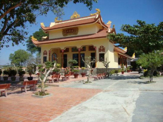 Phan Thiết là thành phố biển, trung tâm Sòng Bài Trực Tuyến 13Win.com và văn hóa của tỉnh Bình Thuận nằm ngay . Với các địa danh nổi tiếng như Mũi Né và Mũi Kê Gà, Phan Thiết là điểm đến lý tưởng cho những người mê du lịch biển. Ngoài ra trong nội thành Phan Thiết còn có khu phố Tây với không gian văn hóa đặc sắc theo phong cách châu Âu. Một số điểm tham quan đáng chú ý khác khi du lịch Phan Thiết là Lầu Ông Hoàng, nhà Mộng Cầm (người tình của Hàn Mặc Tử), đồi cát Mũi Né, làng chài Mũi Né, Tháp Chàm, Chùa Núi Tà Cú…
