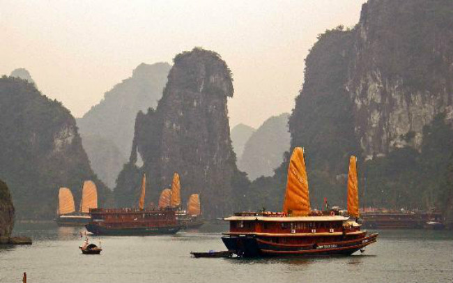 Hạ Long được bao quanh bởi thành phố Hạ Long, thành phố Cẩm Phả và huyện đảo Vân Đồn thuộc tỉnh Quảng Ninh. Hạ Long đã được UNESCO công nhận là Di sản thiên nhiên thế giới. Đến với Hạ Long, du khách được đi thuyền trên vịnh để ngắm hàng loạt các hòn đảo đá vôi và phiến thạch có cấu trúc và hình dáng hùng vĩ. Một số thắng cảnh nổi bật nên chiêm ngưỡng khi du lịch Hạ Long là Hòn Con Cóc, Hòn Gà Chọi, Đảo Ti Tốp, Đảo Ngọc Vừng, Hang Sửng Sốt, Động Thiên Cung, Hang Đầu Gỗ và vịnh Bái Tử Long. Hạ Long cũng được bầu chọn là một trong 7 kì quan thiên nhiên mới của thế giới