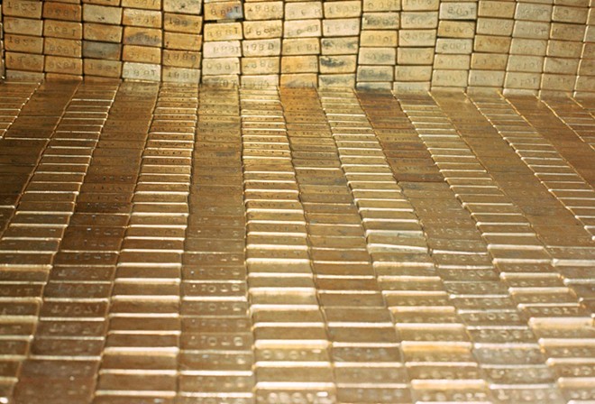 Ngoài ra, Mỹ còn sở hữu một kho chứa vàng nổi tiếng khác là Fort Knox, thuộc sở hữu của Cục Dự trữ Vàng Quốc gia Mỹ. Tính đến tháng 4 năm 2016 , Fort Knox giữ 4.582 tấn vàng. Khác với FED New York, hình ảnh về kho chứa vàng nằm trong căn cứ quân sự của Mỹ ở bang Kentucky rất ít. Giới chức nước này chỉ cho phép một nhóm người đặc biệt, gồm thượng nghị sĩ và phóng viên đến thăm kho vàng vào năm 1974, thời điểm mà bức ảnh này được chụp. Ảnh: AFP