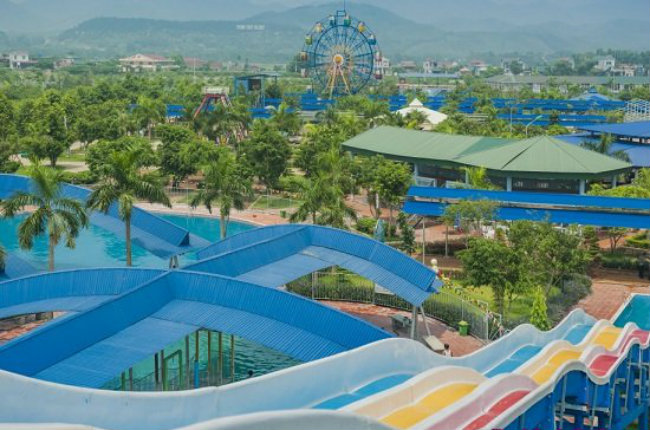 Khu du lịch Đảo Ngọc Xanh: Cách Hà Nội khoảng 80km, thuộc xã La Phù, huyện Thanh Thủy, Phú Thọ. Là một địa điểm vui chơi ngày quốc khánh 2/9 gần Hà Nội đang hot hiện nay rất được ưa chuộng nên bạn nếu muốn tìm một địa chỉ vui chơi mới thì có thể tới khu du lịch Đảo Ngọc Xanh để thử khám phá. Tại khu du lịch này có bể bơi ngoài trời sạch sẽ, các trò chơi dành cho trẻ em, dịch vụ massage, tắm thuốc, khách sạn, nhà hàng đầy đủ đảm bảo các bạn sẽ có một kỳ nghỉ vô cùng vui vẻ và nhiều kỷ niệm.