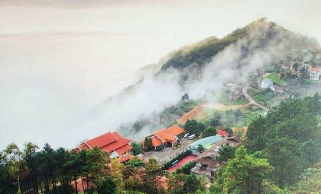 Tam Đảo chắc chắn là một địa điểm du lịch hot nhất gần Hà Nội dịp 2/9 mà các bạn không thể bỏ qua vào các dịp nghỉ lễ. Tại Tam Đảo, thời tiết và nhiệt độ thường xuyên mát mẻ lại có nhiều nơi có phong cảnh đẹp, nhiều món ăn ngon nên đảm bảo bạn và Đăng ký và nhận 60K 24 bao lì xì miễn phí mỗi ngày sẽ cực kỳ thích thú. Khi đi du lịch Tam Đảo các bạn có thể tới các địa điểm như thác Bạc, đền bà Chúa Thượng Ngàn, hồ Xạ Hương, thang Mây, đỉnh núi Rùng Rình…Tới Tam Đảo các bạn đừng quên thưởng thức những món ăn được chế biến từ rau su su, gà đồi, lợn mán, thịt bò tái kiến đốt để hiểu thêm về ẩm thực của vùng Tam Đảo, Vĩnh Phúc.