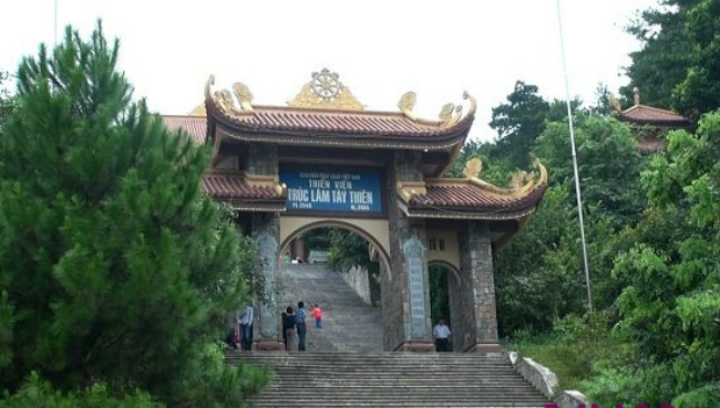 Thiền viện trúc lâm Tây Thiên: Cách Hà Nội khoảng 65km, thuộc huyện Tam Đảo, tỉnh Vĩnh Phúc. Tới Tây Thiên du lịch bạn sẽ được đi cáp treo du ngoạn qua các ngọn núi để lên tới đỉnh núi nơi có nhiều đền thờ, thiền viện nổi tiếng linh thiêng. Khi đi cáp treo các bạn sẽ được nhìn ngắm cảnh núi rừng từ trên cao chắc chắn sẽ khiến bạn nao lòng và đừng quên lưu lại những tấm hình đẹp để cho người thân, bạn bè của bạn cùng thưởng thức vẻ đẹp của Tây Thiên. Ở Tây Thiên có món trứng nướng đặc sản cực kỳ hấp dẫn nên bạn đừng quên thử và nếu đi du lịch Tây Thiên bạn cũng chỉ mất 1 ngày là đã khám phá được hết vẻ đẹp của Tây Thiên rồi. Thực tế khách đi du lịch thường kết hợp đi nghỉ dưỡng tại Tam Đảo và vãn cảnh tại Tây Thiên.