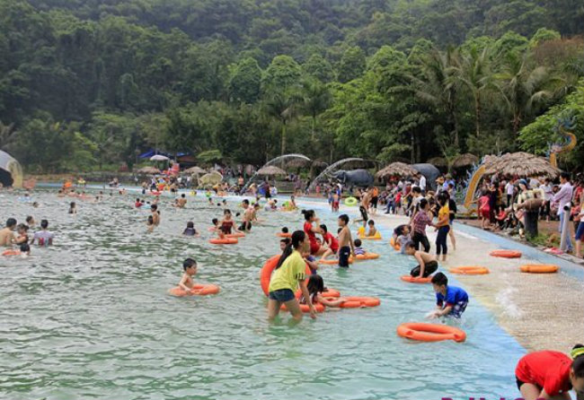 Khu du lịch Khoang Xanh Suối Tiên: Gần vườn quốc gia Ba Vì, cách nội thành Hà Nội khoảng 50km. Tại đây có thác Mơ, thác Mâm Xôi và thác Hòa Lan để bạn vui chơi chụp ảnh, ngoài ra còn có động âm cung huyền bí, bể bơi khoáng nóng, thung lũng khủng long và một số trò chơi khác chắc chắn sẽ rất hấp dẫn các bạn. Sau khi tham quan khám phá thì bạn hãy dừng lại nhà hàng Suối Tiên và thưởng thức vài món đặc sản như gà đồi, ếch tẩm bột chiên giòn, nai nướng, rau rừng…