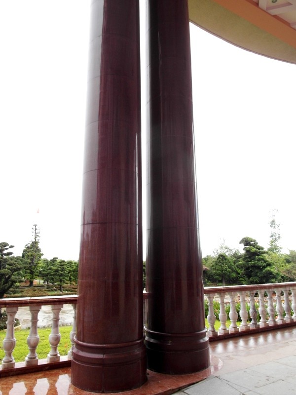 Hai cây cột lớn làm bằng đá cao cấp ở mặt tiền dinh thự. Ảnh: Người đưa tin